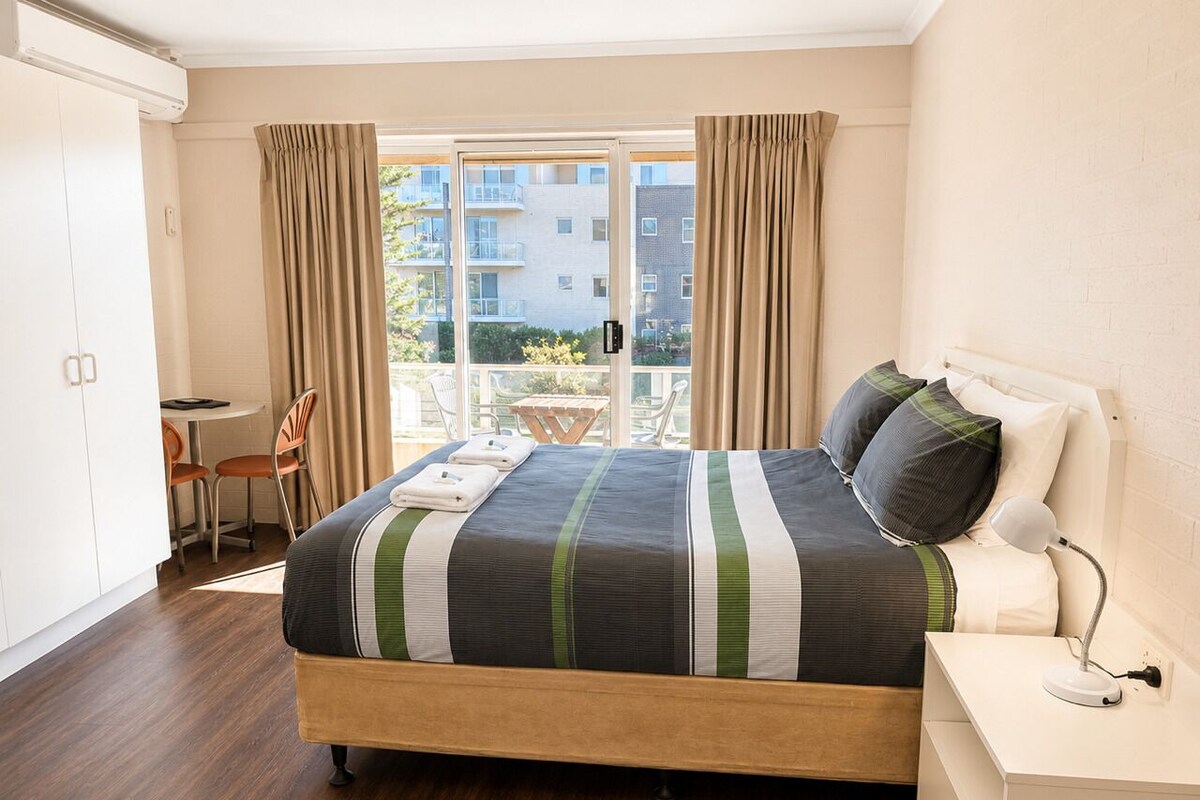 Standard Queen Room | Premium bedding, pillowtop beds, desk, WiFi (free)