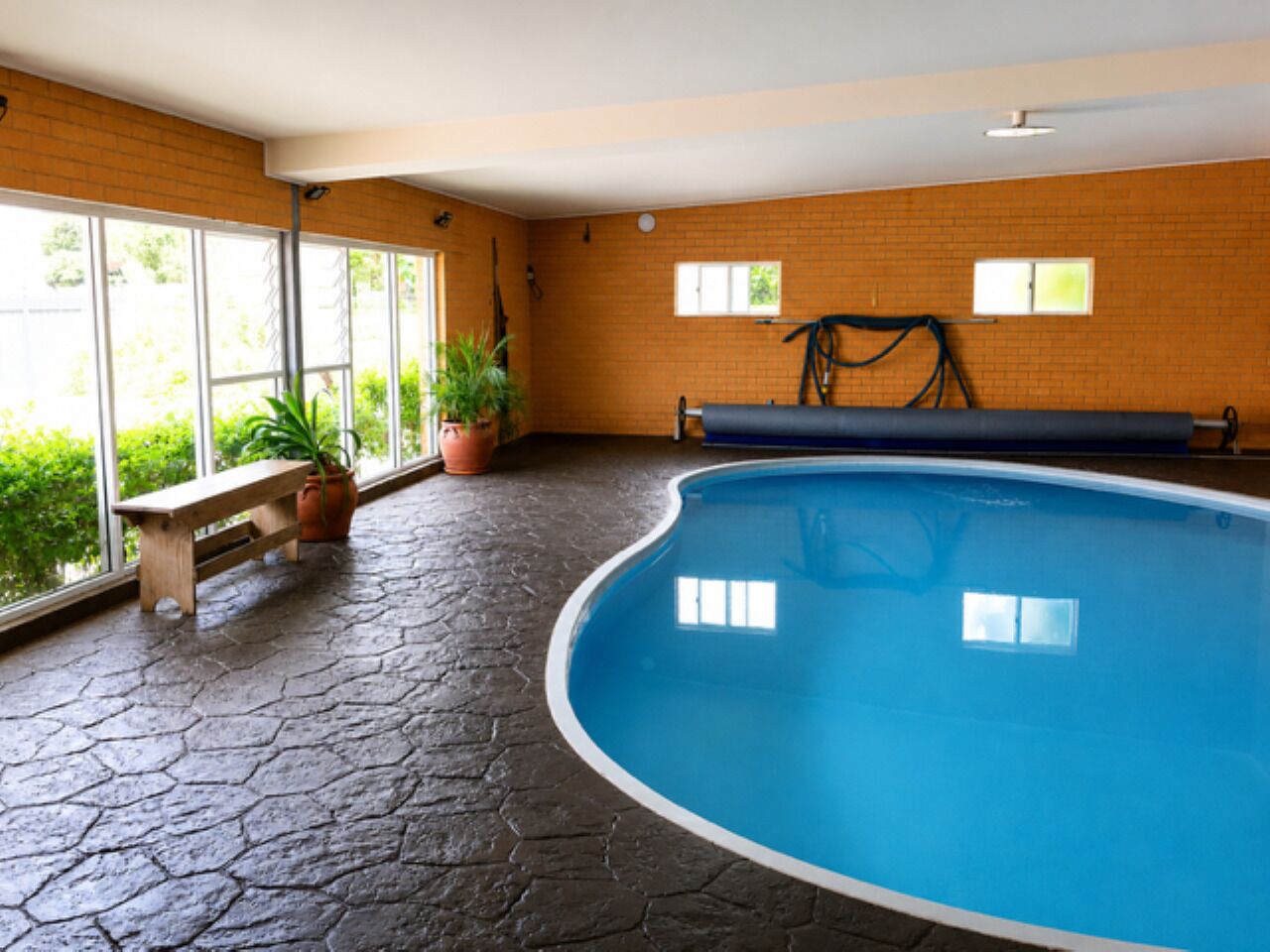 Una piscina cubierta
