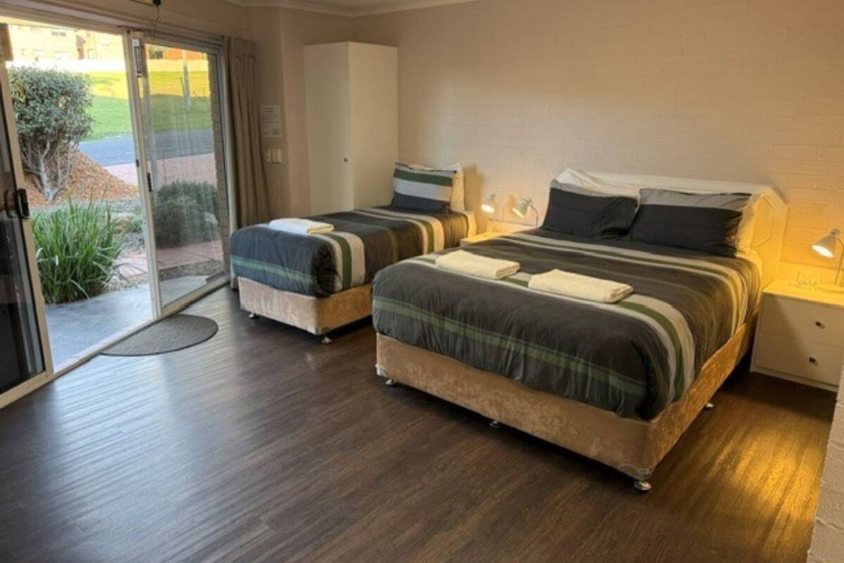 Premium Twin Room | Bộ đồ giường cao cấp, nệm có lớp đệm bông, bàn 