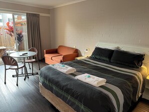 Habitación estándar doble, no fumadores, balcón (Downstairs Motel Suites) | Ropa de cama de alta calidad y colchones con acolchado adicional