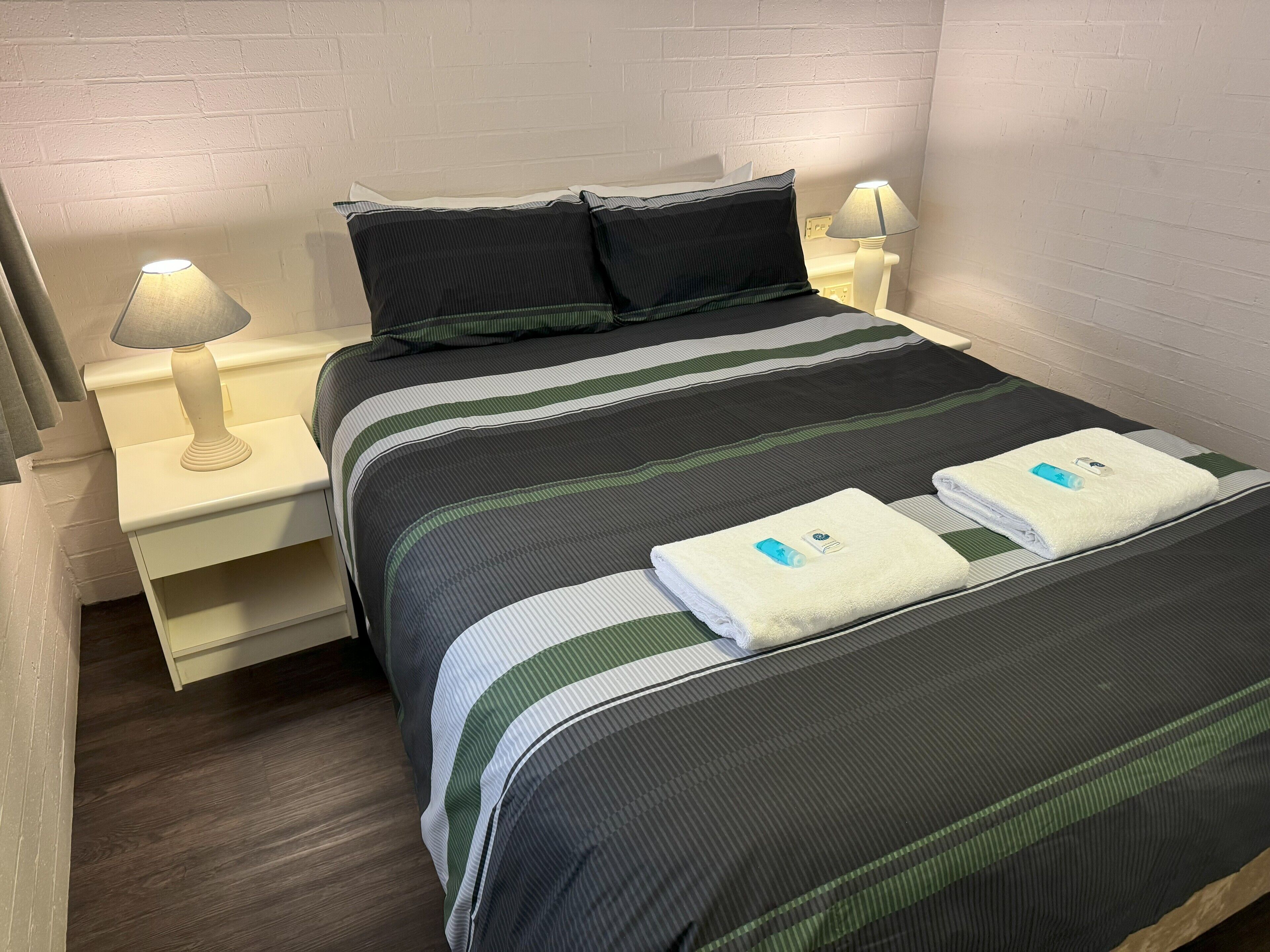 Premium bedding, pillowtop beds, desk, WiFi (free)