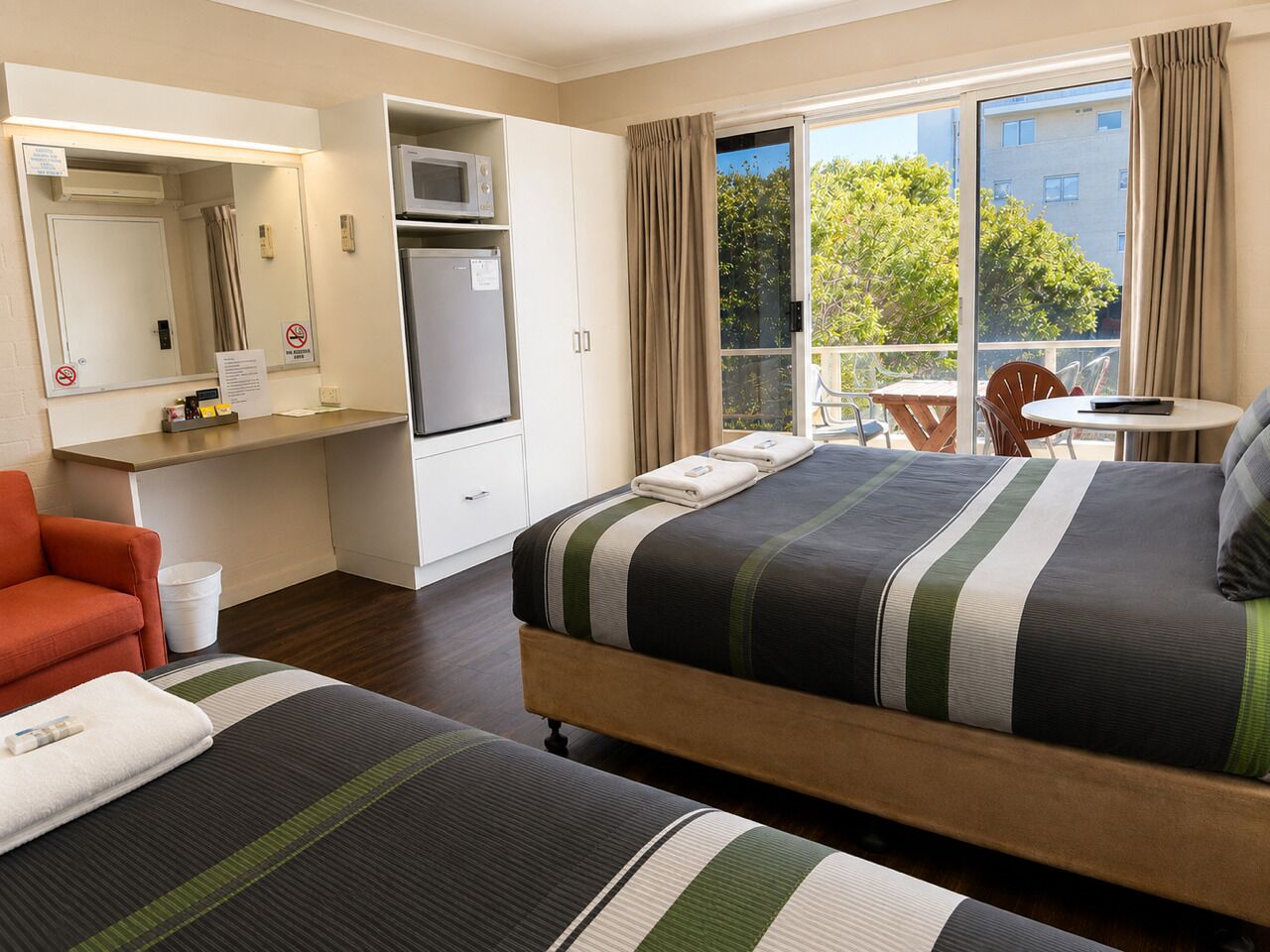 Standard Twin Room | Ropa de cama de alta calidad y colchones con acolchado adicional