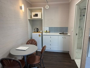 Premium Twin Room | Private kitchenette | Fridge, microwave, coffee/tea maker, electric kettle