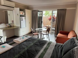 标准双人房, 无烟房, 阳台 (Downstairs Motel Suites) | 私人简易厨房 | 冰箱、微波炉、茶具/咖啡用具、电热水壶