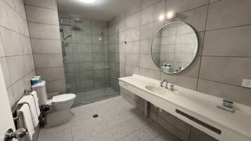 Family One Bedroom Suite with View | Badezimmer