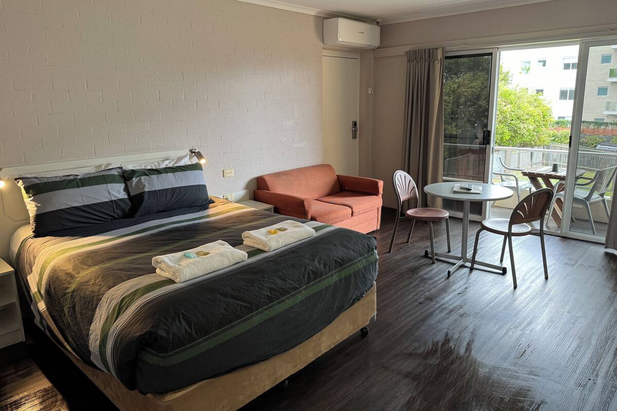 Standard Queen Room | Bộ đồ giường cao cấp, nệm có lớp đệm bông, bàn 