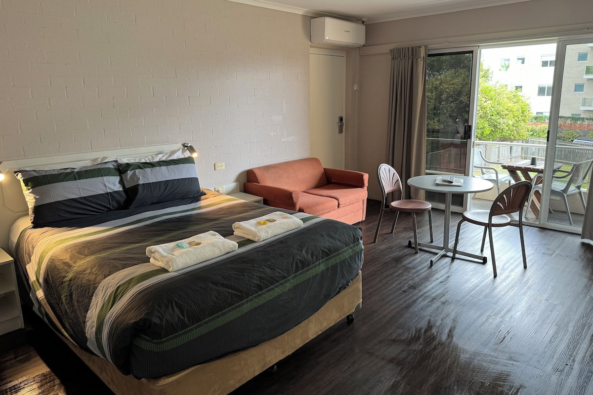 스탠다드룸, 금연, 발코니 (Upstairs Motel Suite) | 1 개의 침실, WiFi, 침대 시트