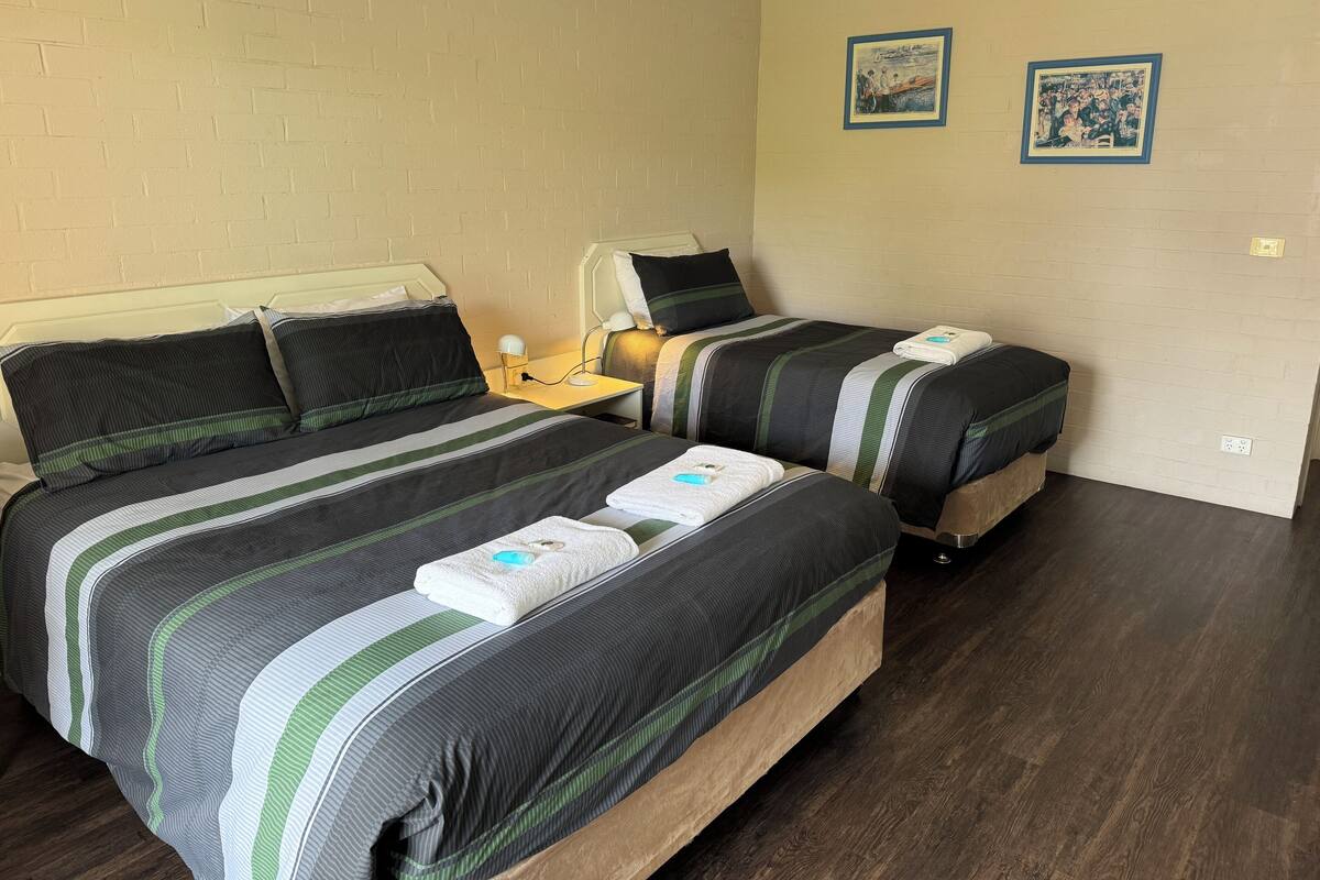 Standard Twin Room | Bộ đồ giường cao cấp, nệm có lớp đệm bông, bàn 
