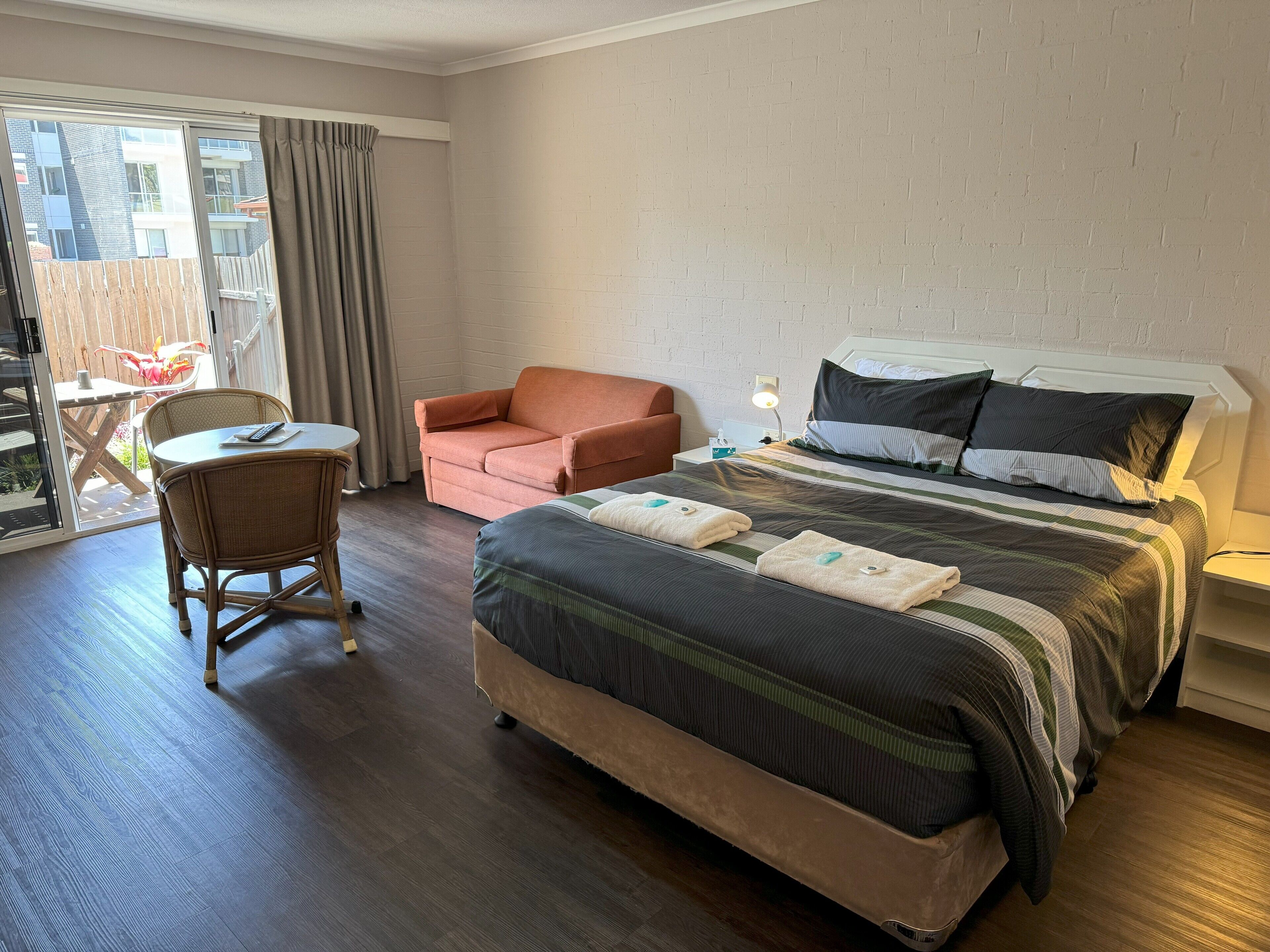 Premium bedding, pillowtop beds, desk, WiFi (free)