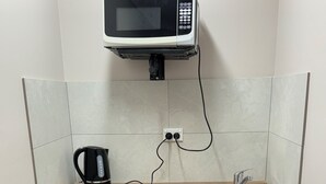 Budget Room with Shared Bathroom | コーヒー / コーヒーメーカー
