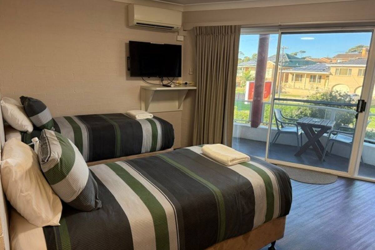 Family One Bedroom Suite | Bộ đồ giường cao cấp, nệm có lớp đệm bông, bàn 