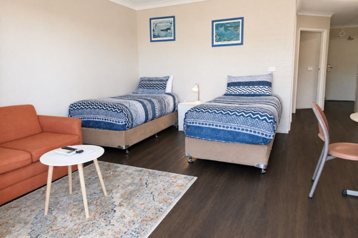 Family One Bedroom Suite | Premium bedding, pillowtop beds, desk, WiFi (free)
