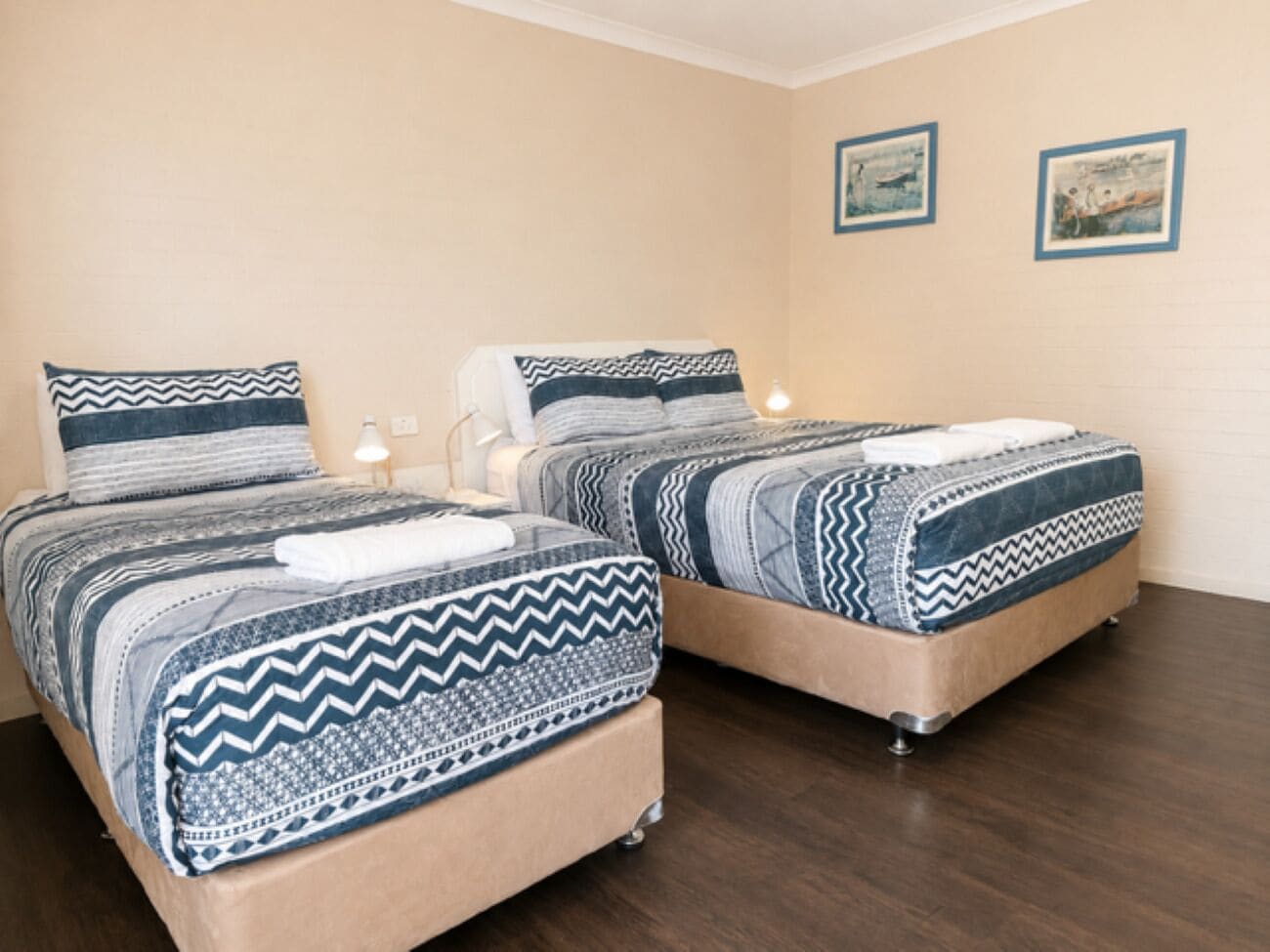 Ropa de cama de alta calidad, colchones con pillow-top y escritorio 