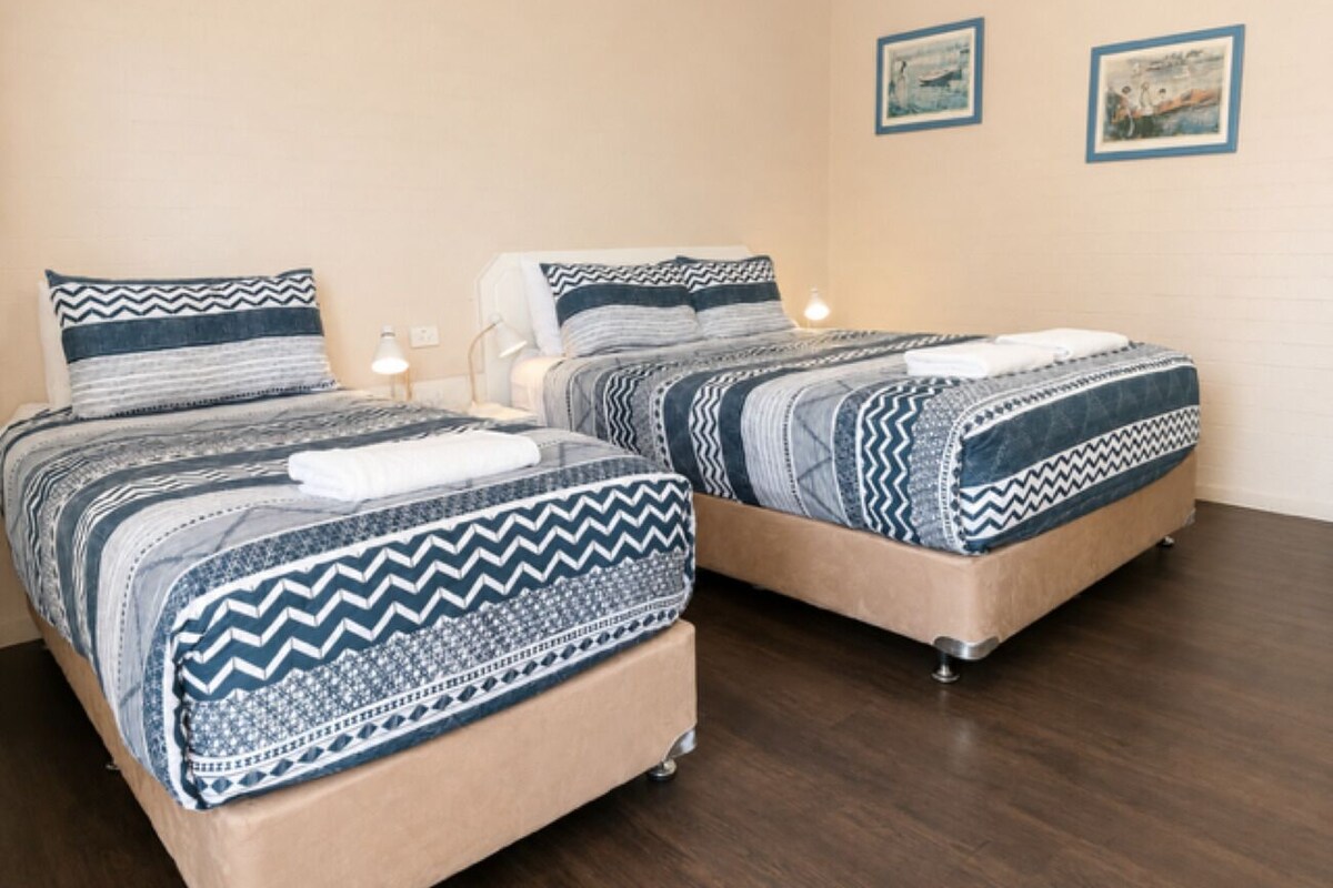 Premium Twin Room | Premium bedding, pillowtop beds, desk, WiFi (free)