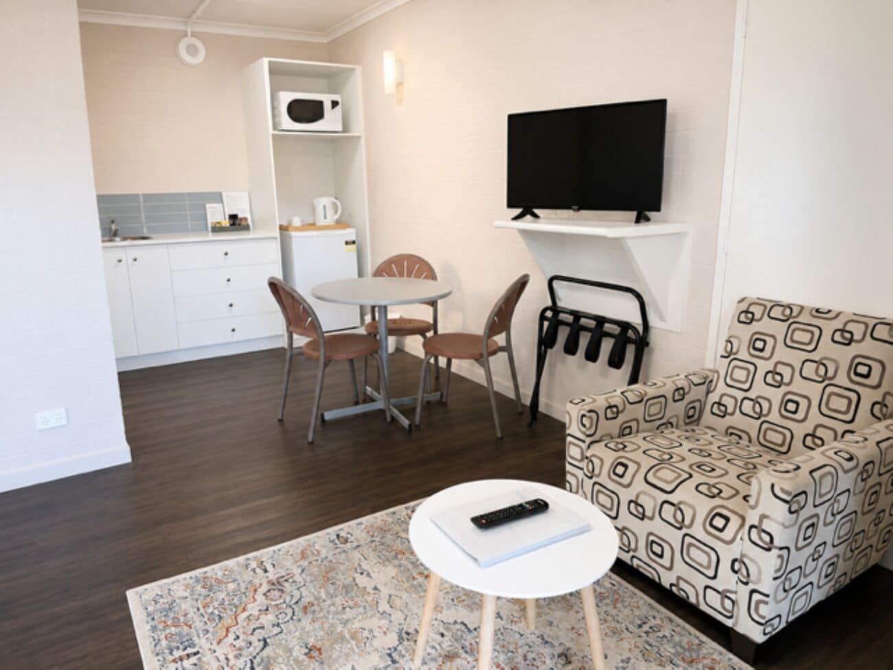Premium Twin Room | Private kitchen | Coffee/tea maker, fridge, microwave, electric kettle
