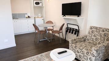 Premium Twin Room | Private kitchen | Coffee/tea maker, fridge, microwave, electric kettle