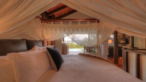 Cottage (Lalique with Heated Plunge Pool) | Bộ đồ giường cao cấp, nệm có lớp đệm bông, trang trí khác biệt 