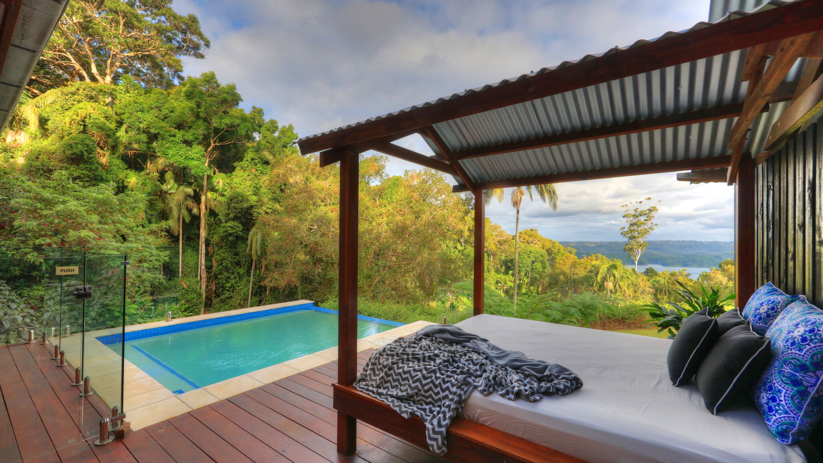 Piscine extérieure, piscine à débordement