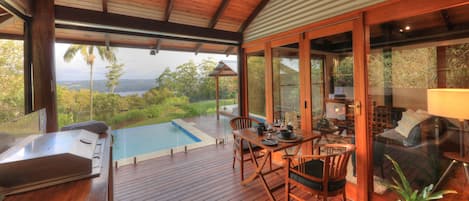 Cottage (Lalique with Heated Plunge Pool) | Teras/patio