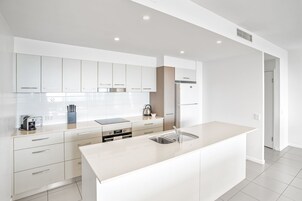 Refrigerador con freezer, microondas, horno, placa de cocina