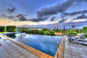 Una piscina al aire libre, una piscina climatizada