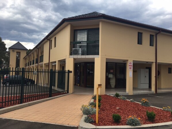 Property entrance - St. Marys Park View Motel (St Marys)