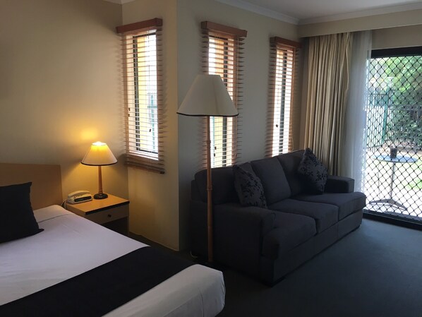 Chambre Deluxe, baignoire à jets | Minibar, bureau, fer et planche à repasser, accès au Wi-Fi (inclus)