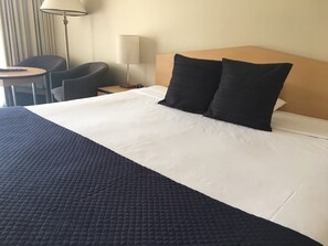 Deluxe Room with Breakfast | Minibar, desk, iron/ironing board, free WiFi - St. Marys Park View Motel (St Marys)