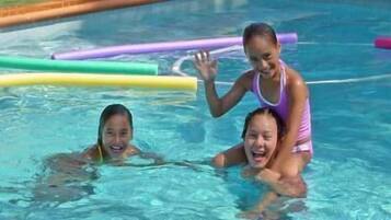 Alberca al aire libre, acceso de 09:00 a 20:00, y camastros