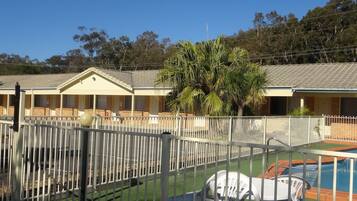 Alberca al aire libre, acceso de 09:00 a 20:00, y camastros