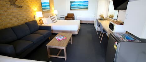 Bureau, espace de travail pour ordinateur portable, rideaux occultants