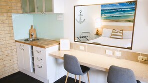 Desk, laptop workspace, blackout curtains, iron/ironing board - Tweed Harbour Motor Inn (Tweed Heads)