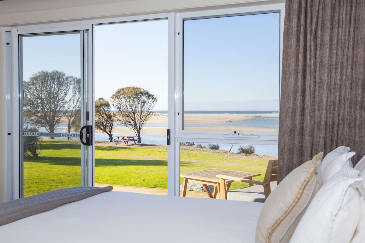 1 bedroom, Egyptian cotton sheets, premium bedding, down duvets