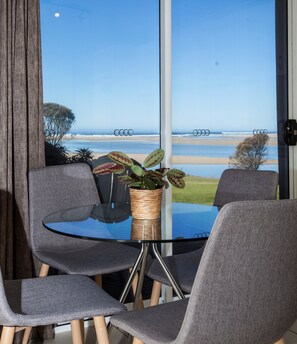 Departamento Confort, 2 habitaciones, para no fumadores, cocina (Waterfront Apart) | Vista al agua