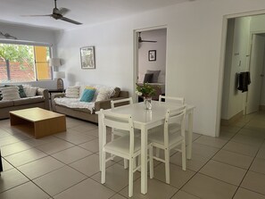 Apartament estàndard, 1 dormitori, no fumadors, cuina | Sala d'estar | Televisor de pantalla plana de 42 polzades amb canals digitals 