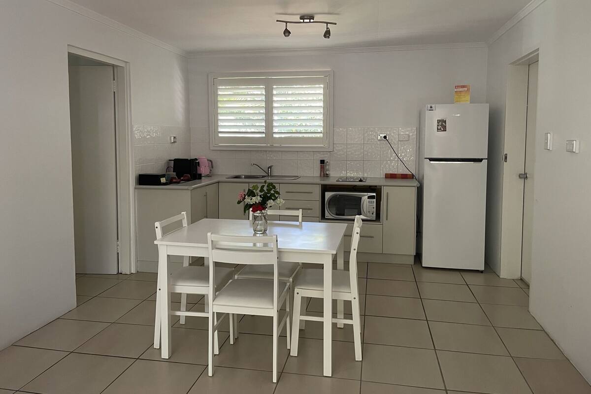 Full-sized fridge, microwave, oven, stovetop
