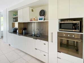 Private kitchen - Serenity on Magnetic (Picnic Bay)