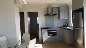 Refrigerador con freezer, microondas, placa de cocina, cafetera/tetera