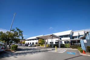 Vista frontal de la propiedad