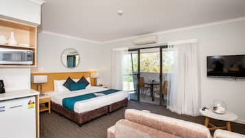 Desk, laptop workspace, iron/ironing board, free WiFi