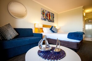 Studio (First Floor) – Balcony Some with Bay Views | Desk, laptop workspace, iron/ironing board, free WiFi - Manly Marina Cove Motel Brisbane (Manly)