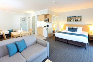 Habitación familiar, patio, vista al jardín (Ground Floor) | Escritorio y espacio para trabajar con laptop 