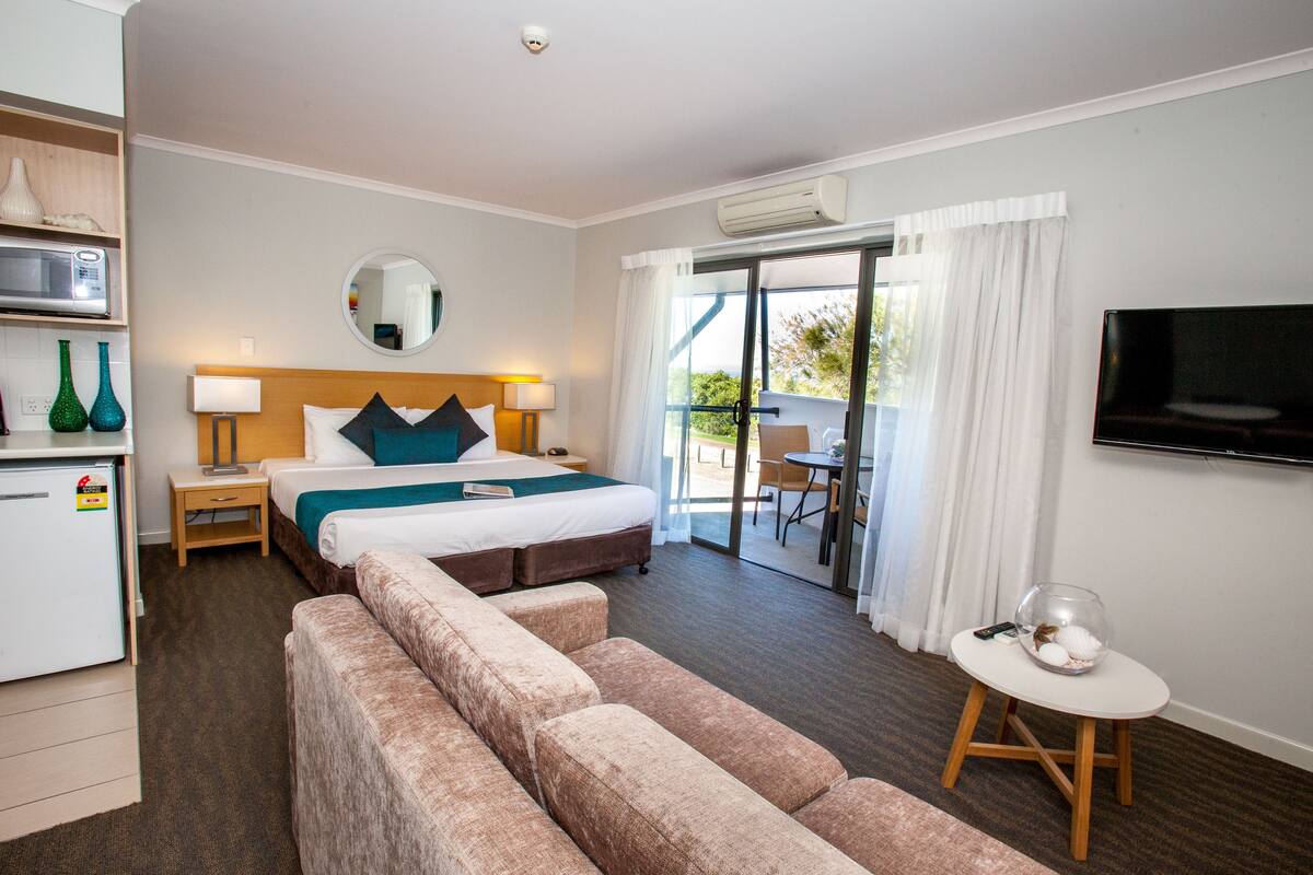 ห้องแฟมิลี่ (First Floor) | โต๊ะทำงาน, พื้นที่ทำงานแบบใช้แล็ปท็อป, เตารีด/โต๊ะรีดผ้า, Wi-Fi ฟรี