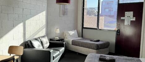 Habitación (Queen 2 Singles Room) | Cortinas opacas, tabla de planchar con plancha, cunas gratuitas