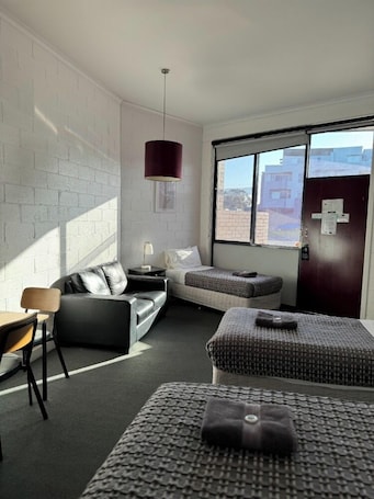 Cortinas blackout, tabla de planchar con plancha y cunas gratuitas