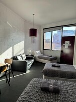 Cortinas blackout, tabla de planchar con plancha y cunas gratuitas 