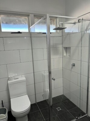 Habitación (Queen 2 Singles Room) | Baño | Ducha, secador de pelo y toallas