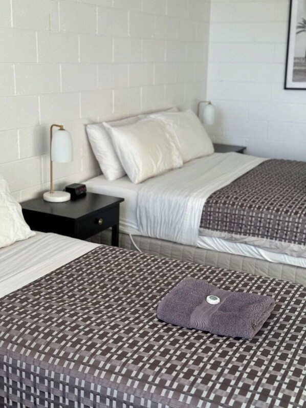 Zimmer (Queen 2 Singles Room)