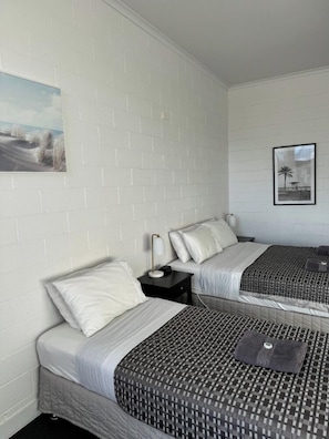 Blackout curtains, iron/ironing board, free cots/infant beds, free WiFi - San Remo Hotel Motel (San Remo)