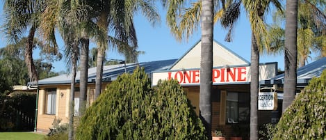 Vista frontal de la propiedad